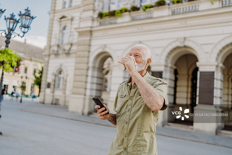 在街上行走图片素材