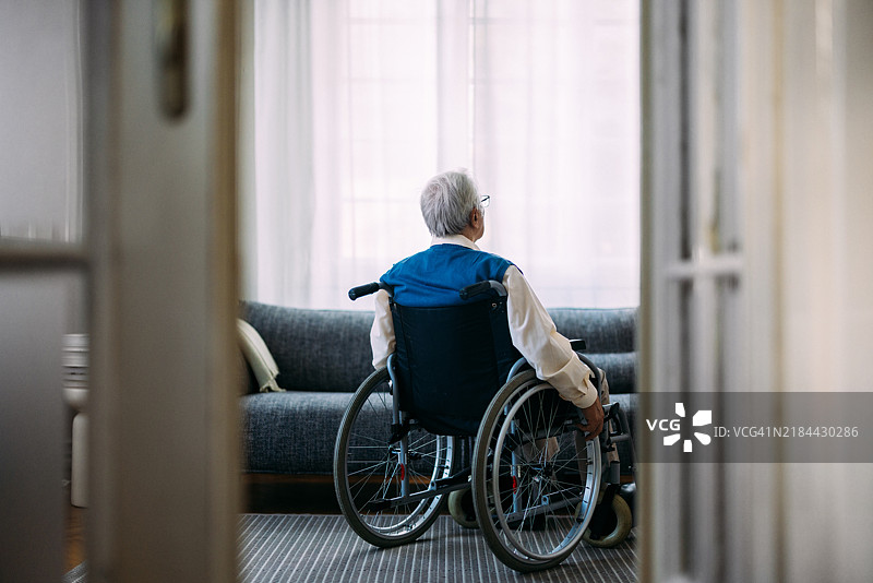 坐在家中轮椅上的老年人思考人生图片素材