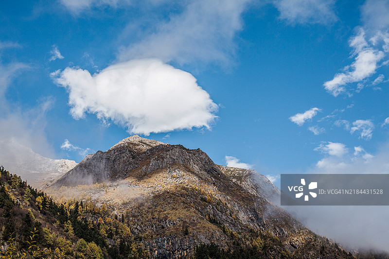 秋天的山脉与云彩图片素材