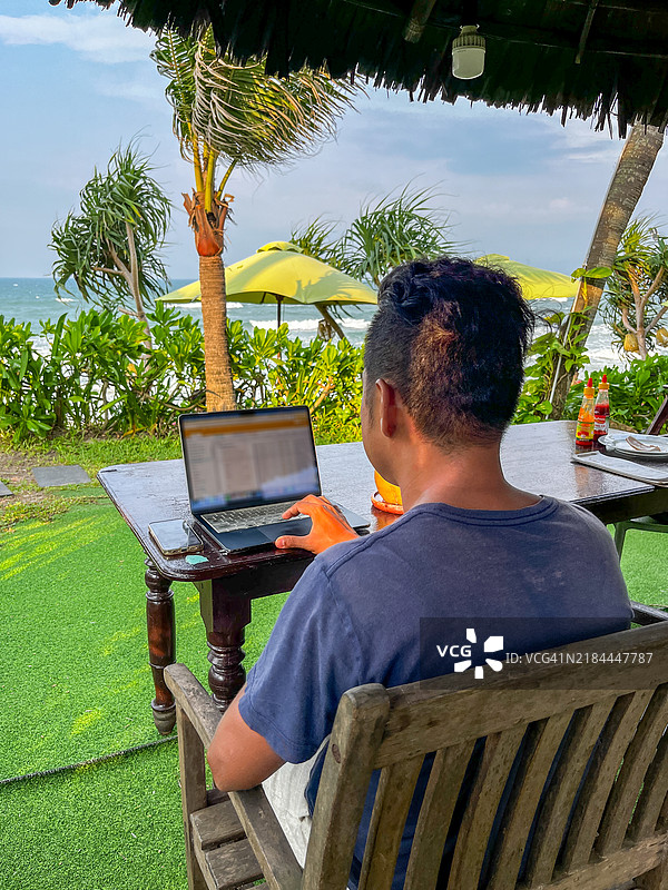 海滩上的远程工作图片素材