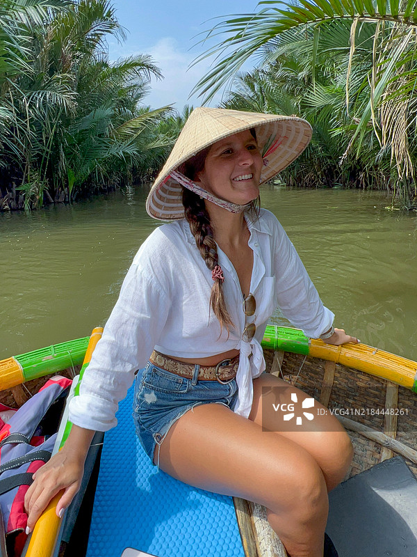 在越南享受宁静船程的女性图片素材