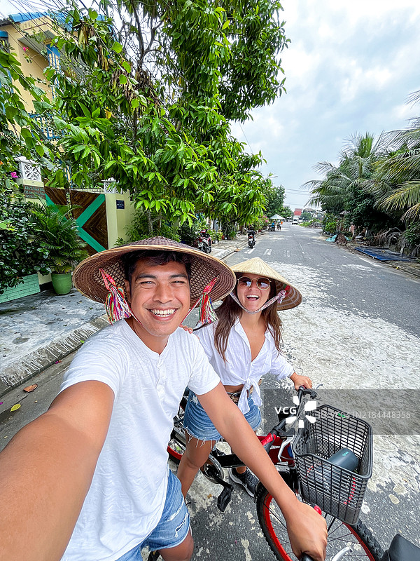 在越南骑自行车的微笑情侣图片素材