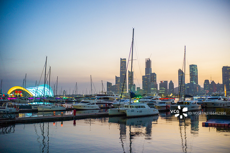 青岛帆船中心夜景图片素材