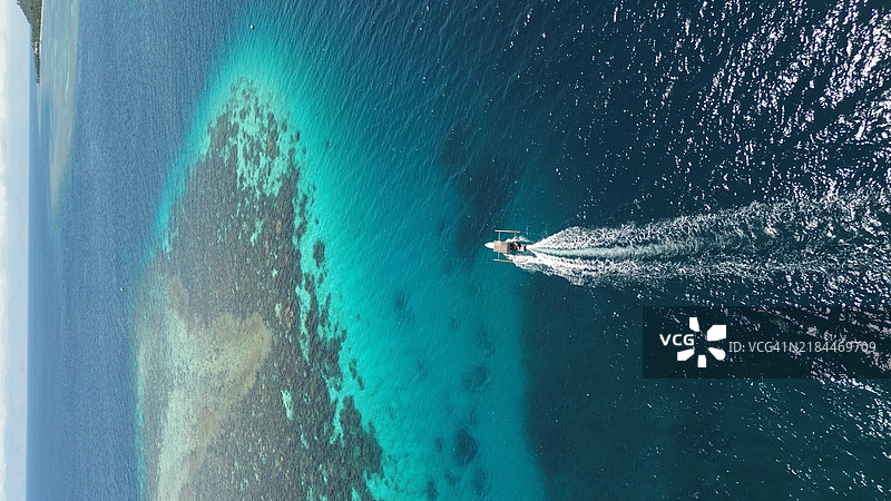 海上航行的船只鸟瞰图图片素材