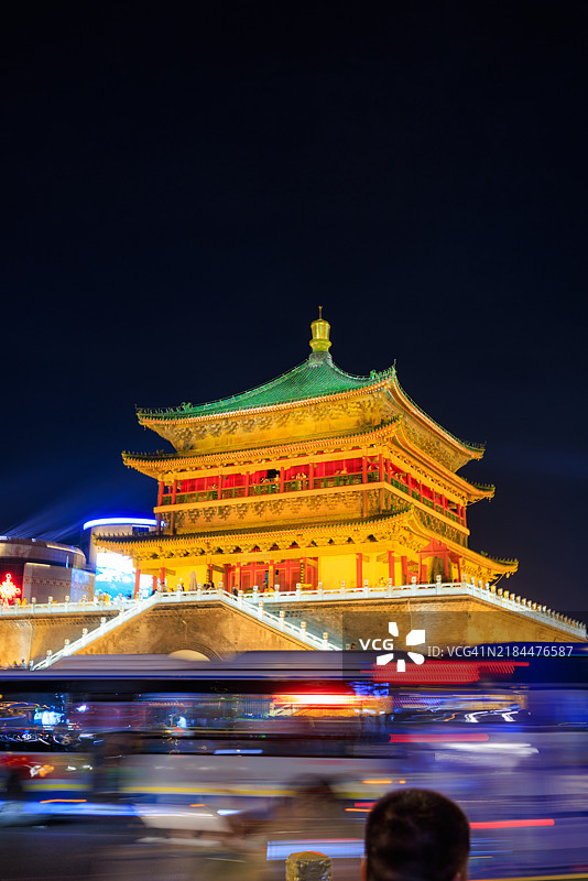 中国西安的钟楼在日落时分图片素材
