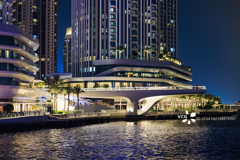 从海上俯瞰迪拜溪港的城市天际线夜景图片素材