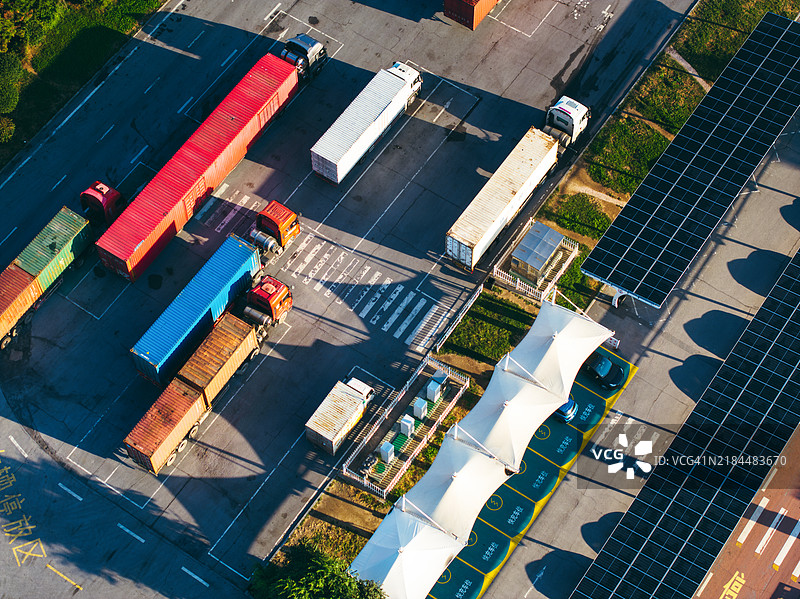 高速公路休息区的鸟瞰图图片素材