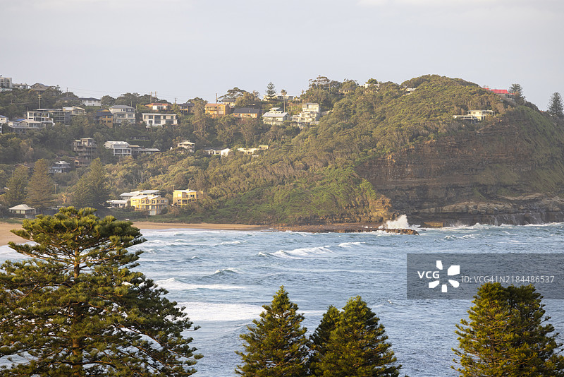 俯瞰澳大利亚新南威尔士州阿沃卡海滩的海滨住宅。图片素材