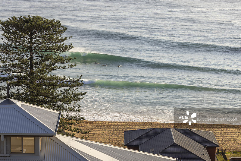 日出时分俯瞰澳大利亚新南威尔士州阿沃卡海滩的房屋屋顶。图片素材