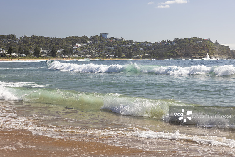 澳大利亚新南威尔士州中央海岸的阿沃卡海滩涌来的海浪。图片素材