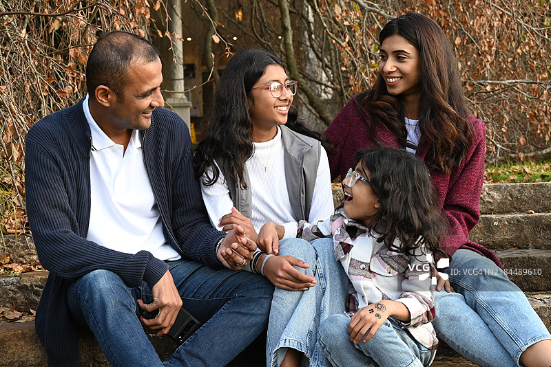 澳大利亚家庭在公园享受傍晚时光图片素材