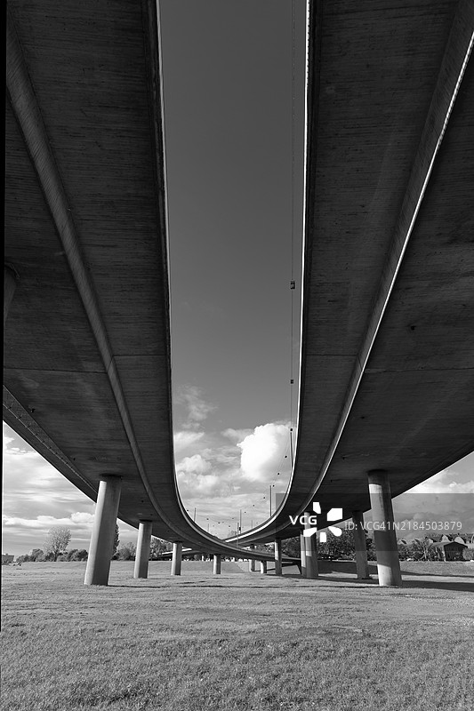 弯曲的坡道桥，通往莱茵河拐角桥，1965年的斜拉桥，德国北莱茵-威斯特法伦州杜塞尔多夫，欧洲图片素材