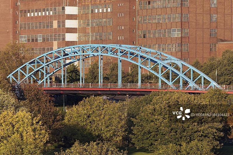 巴辛桥，拱形桁架桥，横跨前鲁尔港铁路码头，建于1907年，赫尔曼·温策尔发电站，鲁尔港，杜伊斯堡，北莱茵-威斯特法伦，德国，欧洲图片素材