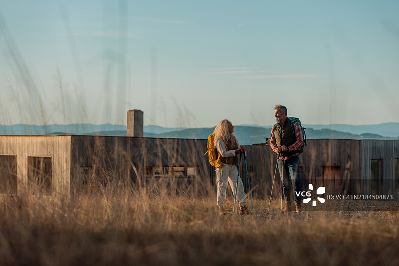 成熟夫妇在徒步旅行时交谈。图片素材