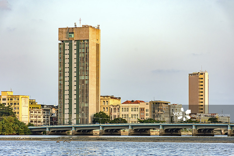 巴西南美洲佩尔南布科州累西腓市及其传统桥梁横跨卡皮巴里贝河图片素材