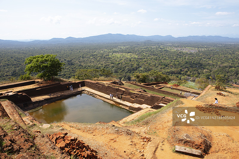 狮子岩上的水池，背后是丛林景观，锡吉里耶废墟，斯里兰卡中部省，亚洲图片素材