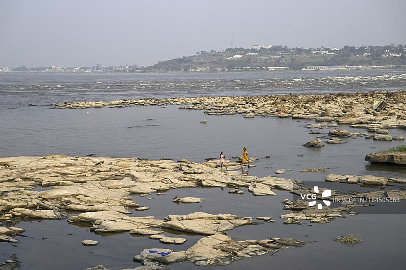 刚果河附近的女性，马雷博水池（前称斯坦利水池），布拉柴维尔，刚果共和国图片素材