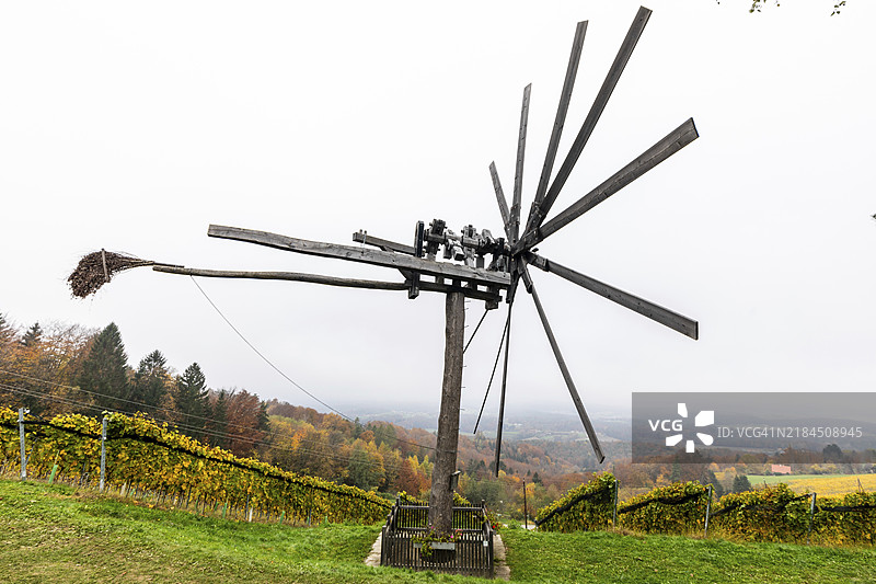 秋季氛围，雾中的风景，世界上最大的克拉波特兹，德梅尔科根，圣安德烈-霍赫市，施蒂利亚，奥地利，欧洲图片素材