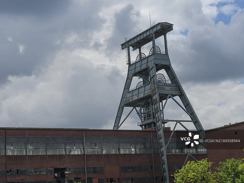 德国北莱茵-威斯特法伦州赫尔滕的矿山历史悠久的蜿蜒塔在多云的天空下，工业背景。图片素材