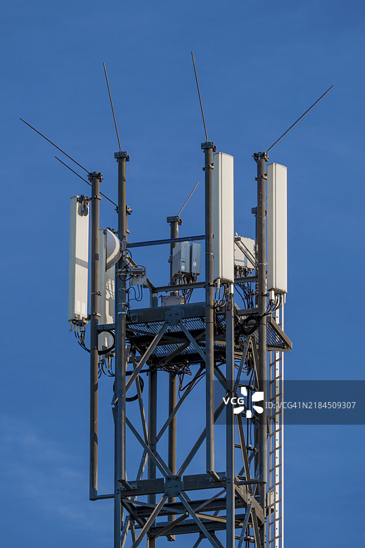 德国北莱茵-威斯特法伦州巴德温嫩贝格A44高速公路Sintfeld Nord停车场的手机信号塔图片素材