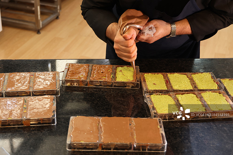 厨师在厨房里制作迪拜巧克力图片素材