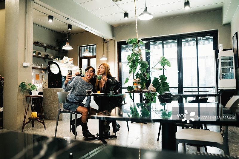 有趣的咖啡馆时刻：年轻人们在咖啡中欢笑和建立联系图片素材