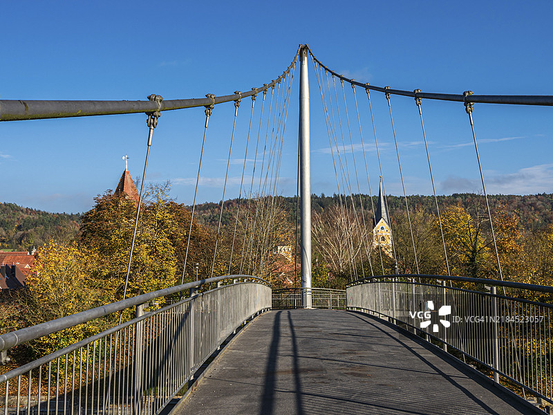 穿越美因-多瑙运河的人行天桥，教堂塔楼，德国巴伐利亚州贝尔兴的历史中心，欧洲图片素材