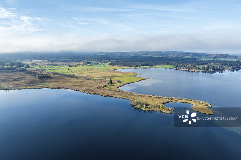 德国巴伐利亚阿尔戈伊地区穆尔瑙附近的斯塔费尔湖空中视图，穆尔瑙沼泽自然保护区，秋季色彩，欧洲图片素材