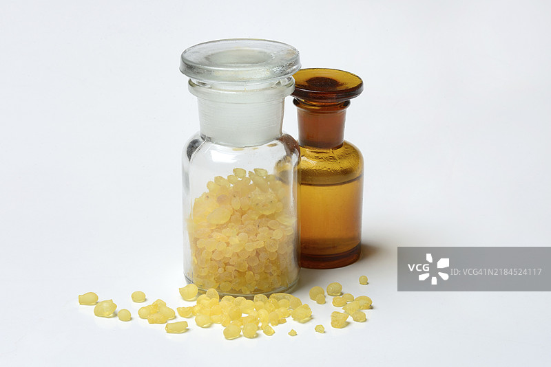 乳香，来自乳香树（Pistacia lentiscus）的树脂，瓶装乳香树脂图片素材