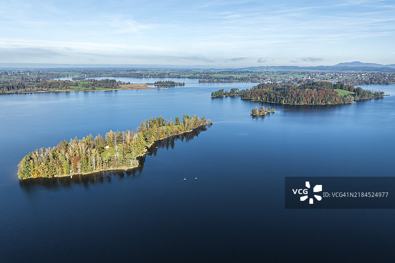 德国巴伐利亚州阿尔高地区穆尔瑙附近的斯塔费尔湖鸟瞰图，沃尔特岛、小白桦岛、大白桦岛，秋季色彩，欧洲图片素材