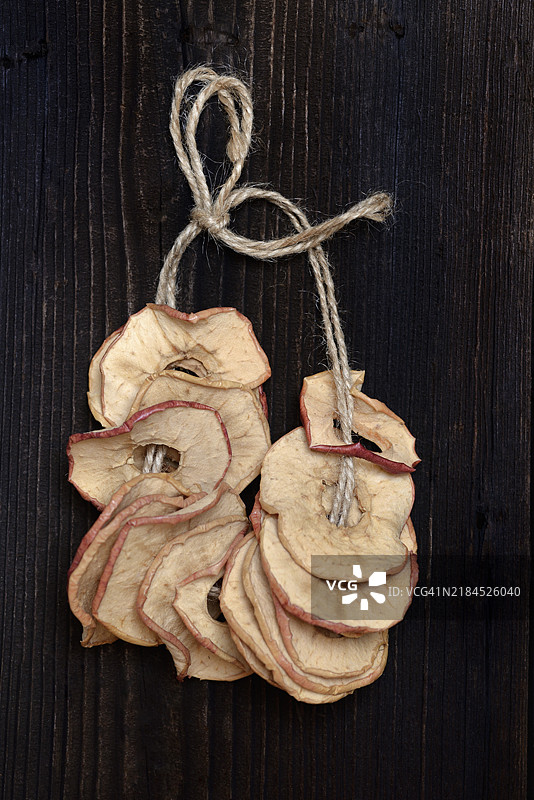 苹果圈串在绳子上，苹果片图片素材