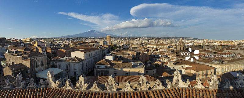 小镇与埃特纳火山图片素材