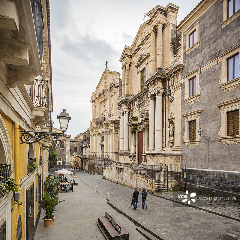 两个人在卡塔尼亚巴洛克风格最美丽的克罗基费里街上散步图片素材