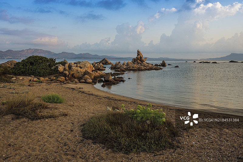 孤独的海滩与花岗岩岩石,日出,波尔图曼祖海滩,卡波切拉索,靠近奥尔比亚,撒丁岛,意大利,欧洲图片素材