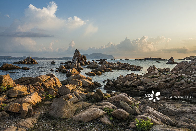 孤独的海滩与花岗岩岩石,日出,波尔图曼祖海滩,卡波切拉索,靠近奥尔比亚,撒丁岛,意大利,欧洲图片素材