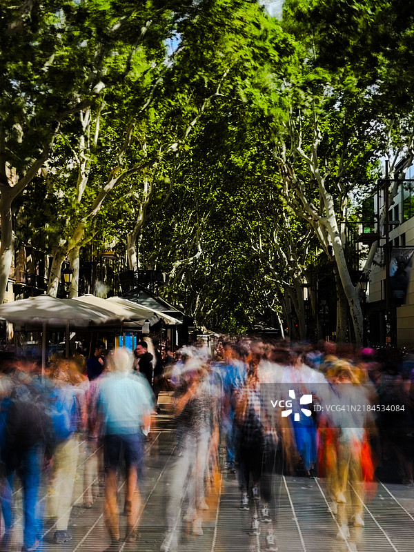 人们在巴塞罗那（西班牙）著名的“兰布拉大道”上散步图片素材