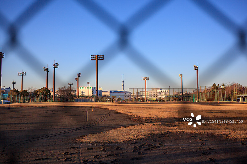 透过铁丝网看到的东京晴空塔图片素材