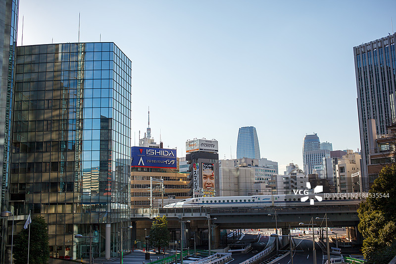 东京的子弹头列车与建筑物图片素材