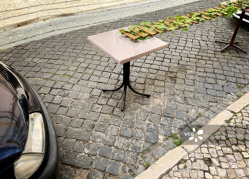 禁止停车：两个桌子和一个藤架占用了停车位图片素材