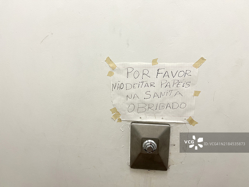 手写便条：请勿将纸张扔进厕所图片素材