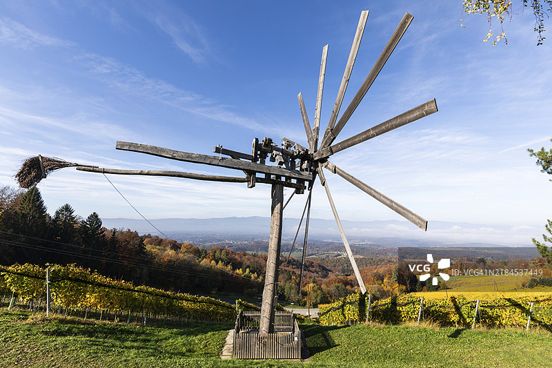 秋天的氛围与五彩斑斓的树叶，世界上最大的克拉波特兹，德梅尔科根，圣安德烈-霍赫市，施蒂利亚，奥地利，欧洲图片素材