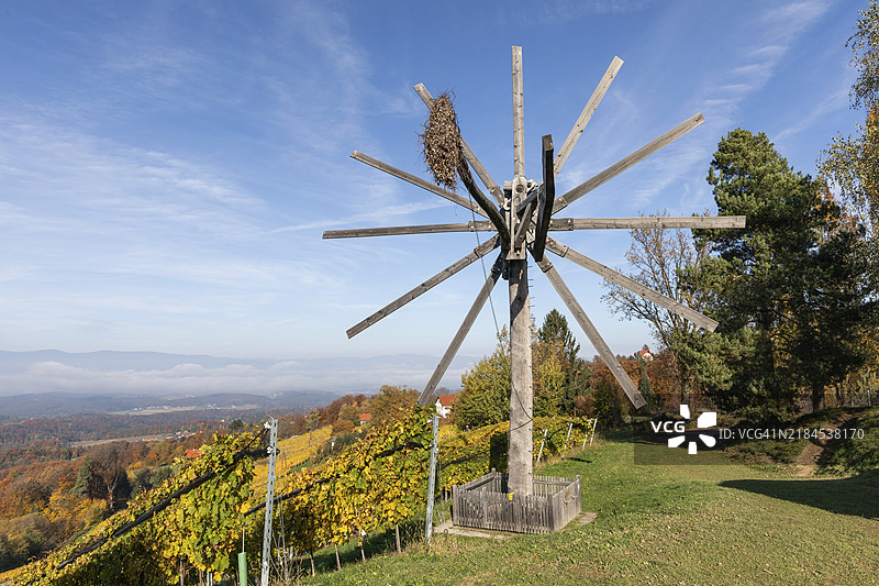 秋天的氛围与五彩斑斓的树叶，世界上最大的克拉波特兹，德梅尔科根，圣安德烈-霍赫市，施蒂利亚，奥地利，欧洲图片素材