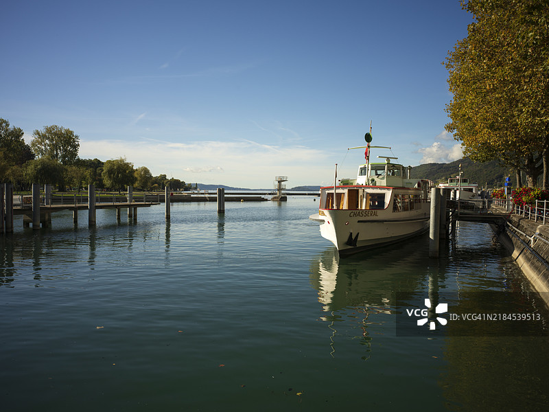 秋季比尔湖码头的游船图片素材