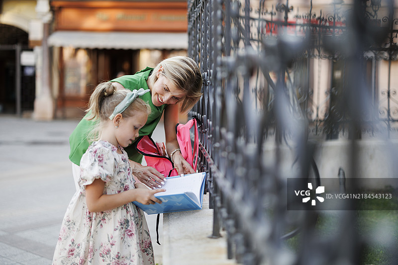 开学第一天的女学生与老师图片素材