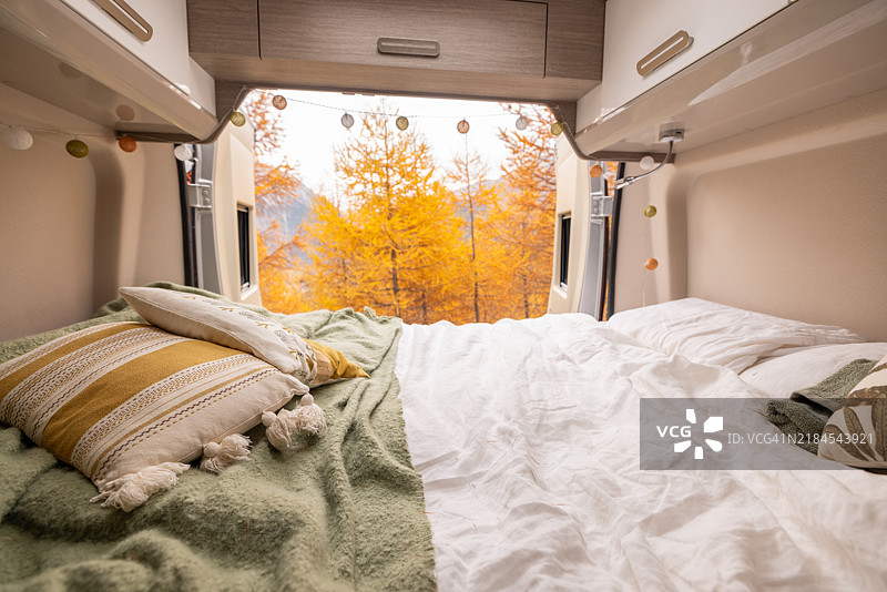 舒适的露营车床与秋季森林景观图片素材