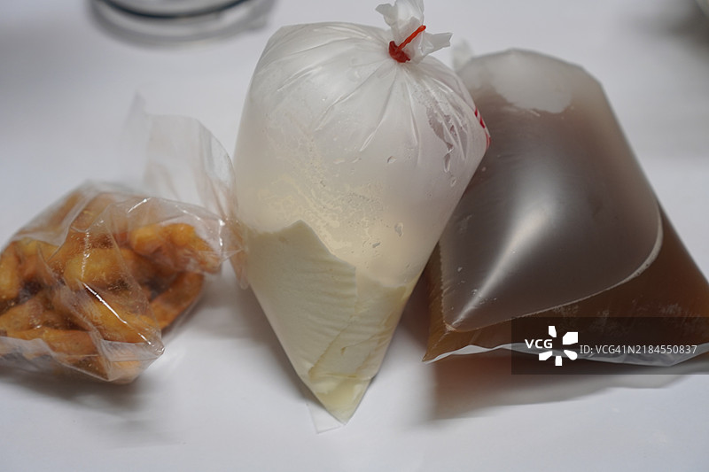 姜汁豆腐脑与油条图片素材