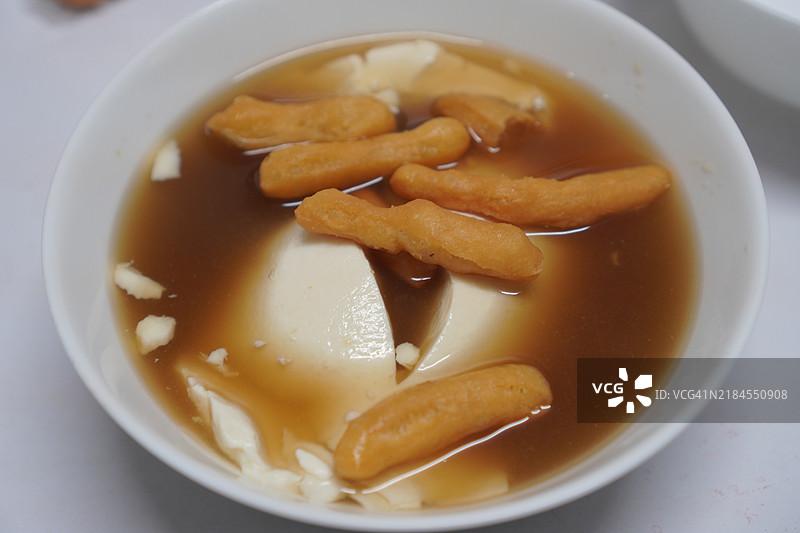姜汁豆腐脑与油条图片素材