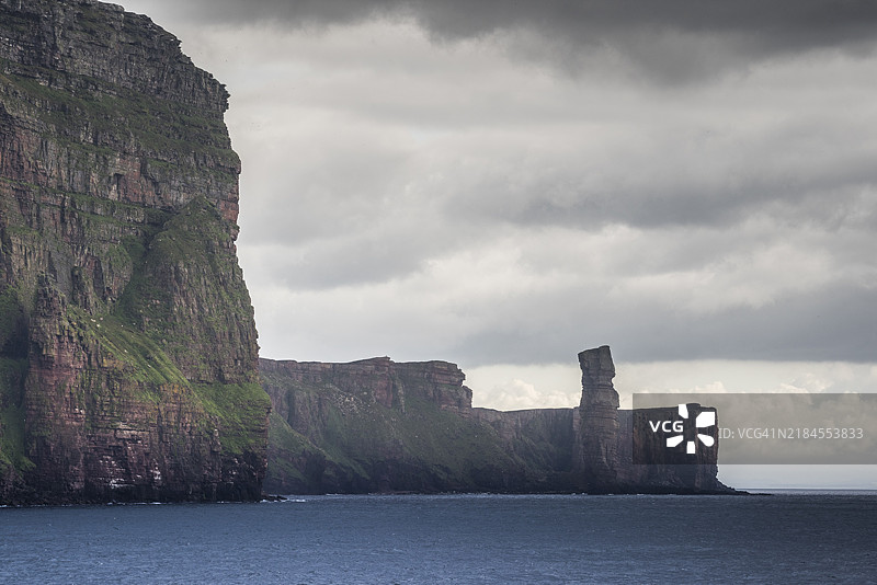 霍伊老人与霍伊岛的岩石突出部，奥克尼群岛，苏格兰，英国图片素材