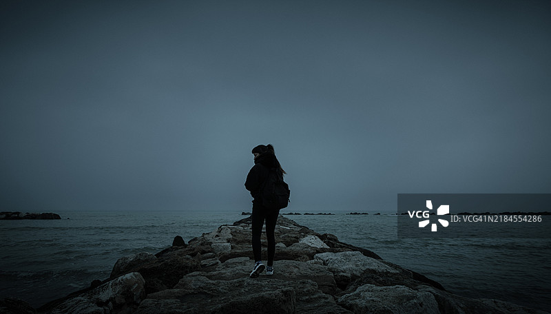 冬季海边独自一人的年轻女性图片素材