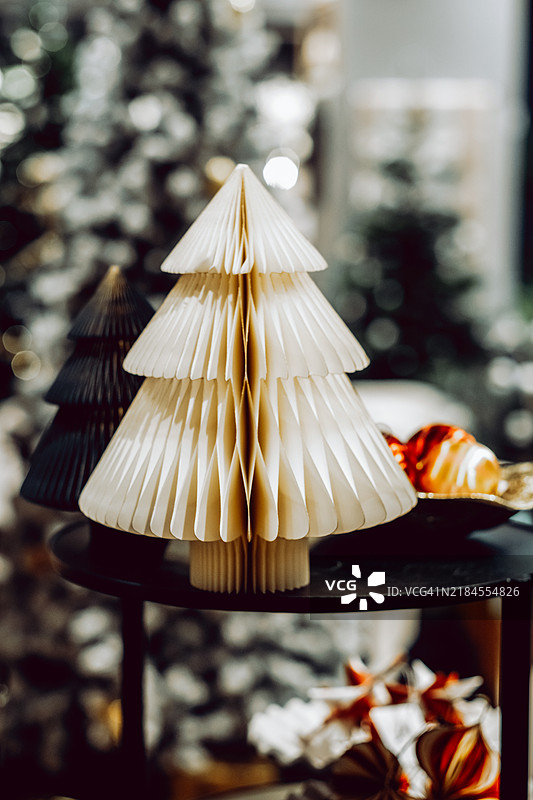 优雅的折纸圣诞树，配有节日装饰，灵感来自假日装饰。图片素材